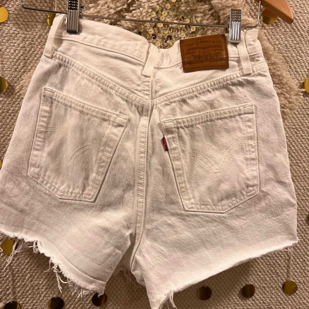 Levi’s Ribcage High Rise Shorts - Picture 7 of 11